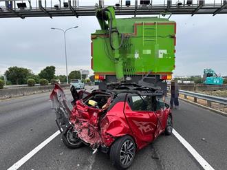 國1仁德段4車追撞   轎車「嵌進」大貨車底成廢鐵