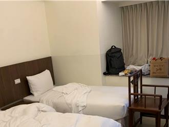 租屋蟑螂欠租2個月　房東未「提早通知解約」急趕人反判賠