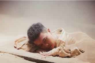 蕭秉治險遭15噸沙子「活埋」  一張嘴就吃土「最痛苦的MV」