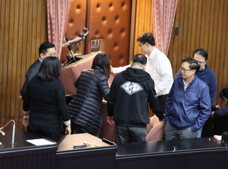 影》綠委搬椅子擋門佔主席台   徐巧芯自備「神器」掌握議場