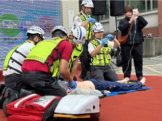 屏東消防局出動「行動急診室」搶救生命 首支高級救護隊揭牌
