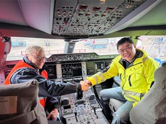 張國煒親駕A350-900新機返台 星宇北美航線大增班