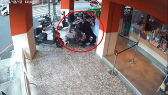 台中嬤騎車失控暴衝 路人慘變沙包！她卻倒地不起