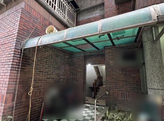 老翁修雨遮摔落重傷恐成植物人 家屬怒控社區：不聞不問