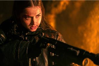 《捍衛任務》外傳登場！安娜德哈瑪斯大開殺戒