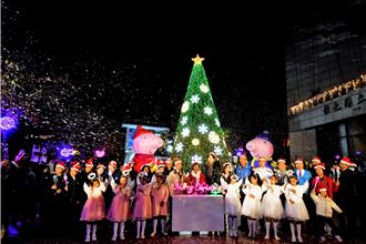 彰化美術館前10公尺聖誕樹主燈璀璨到明年 佩佩豬也來一起度佳節