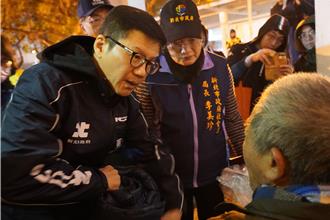 天冷心不冷 新北市府夜訪街友與獨居長輩 贈禦寒物資