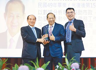 南一中傑出校友 蘇姿丰父親蘇春槐獲獎