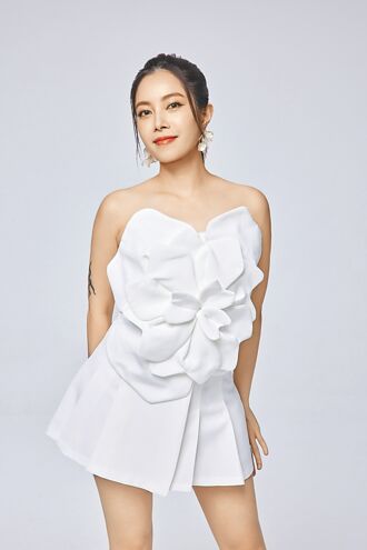 徐怀钰新歌洗脑 跳招客舞被狠操