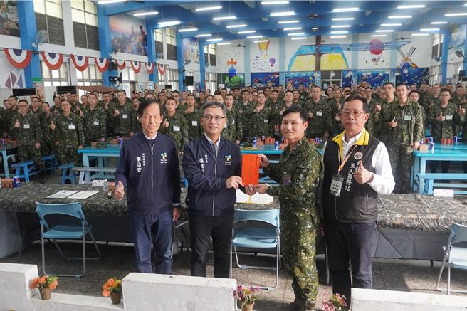 台北市副市长张温德（前排左二）12日赴台中成功岭，慰问北市各役种役男，并强调台北市政府会做大家最坚实的后盾。（台北市兵役局提供／丁上程台北传真）