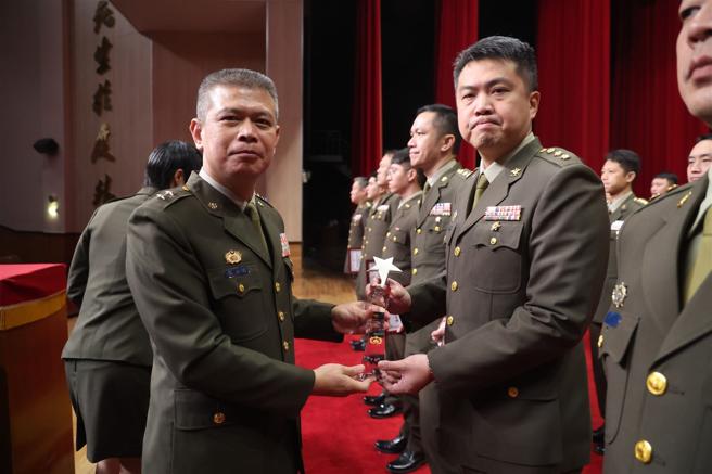  憲兵指揮部昨日舉辦113年「憲兵節紀念大會」，由指揮官鄭禎祥中將主持，並表揚年度績優單位及個人，肯定官兵辛勞與付出。（記者黃迪明攝）