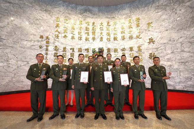  「憲兵節紀念大會」頒發外聘師資聘書，以及年度訓練績優單位、訓練楷模等43個獎項。（記者黃迪明攝）