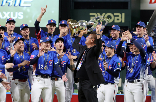 中华队在12强棒球赛夺冠，棒协理事长辜仲谅（图中）豪发千万级奖金。（图／报系资料照）