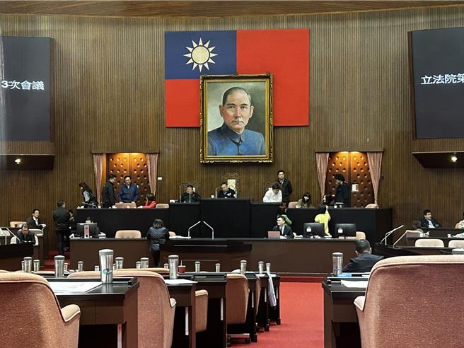 民进党立委也于7点议场门一开，抢先进入院会霸占主席台，直至9点开会时才暂时撤场。（陈薏云摄）