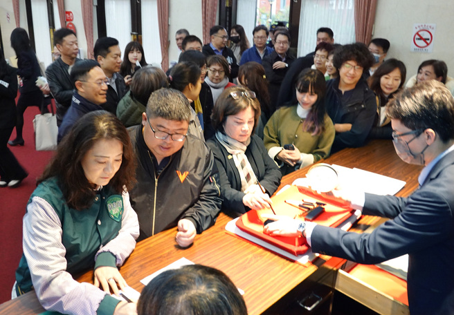 民进党立委13日一早抢进议场内登记发言。（姚志平摄）