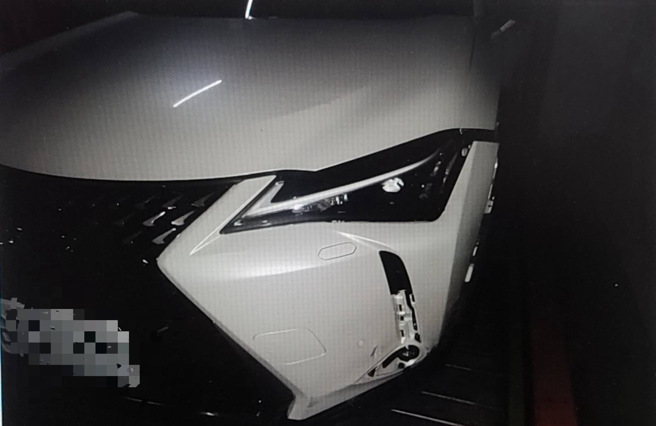 22岁黄姓男子驾驶白色休旅车撞双载机车后肇逃。（萧宥彤翻摄）