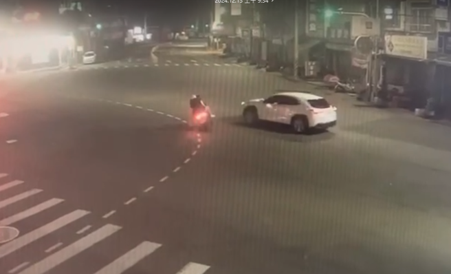 黄姓男子驾驶白色休旅车，沿忠勇路往北方向行驶，经过永春南路口时，因不明原因与一辆双载机车发生碰撞。（萧宥彤翻摄）