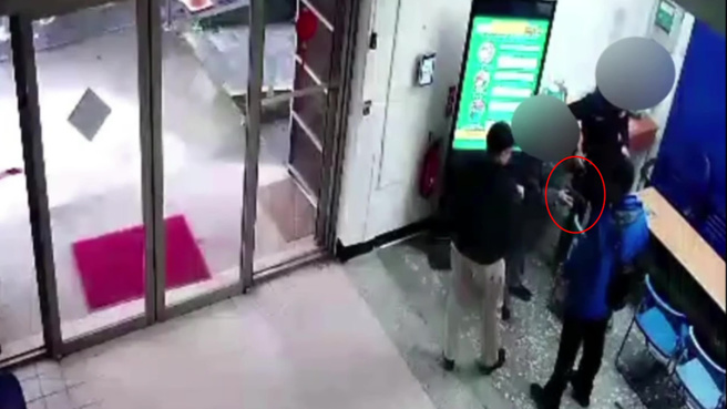 移民署女科员把玩警枪瞄同仁，借枪保大警员惩处出炉。(戴志扬翻摄)