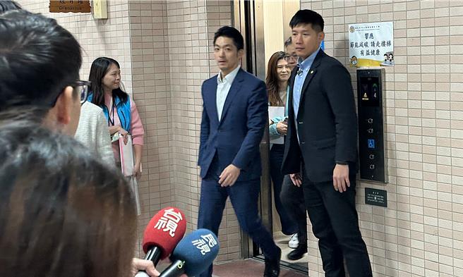 针对双城论坛申请来台的上海市台办新任主任金梅，及9位随团的大陆媒体记者遭陆委会否决，台北市长蒋万安13日表示遗憾，陆委会应对台湾民主有信心，开大门走大路。（丁上程摄）