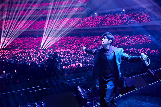 周杰伦在演唱会上妙语如珠。（图／杰威尔音乐提供）