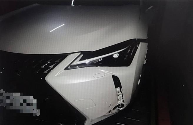 黄姓男子驾驶休旅车闯红灯与机车发生碰撞，在撞伤人后肇事逃逸。（民眾提供）