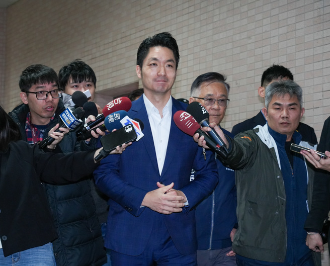 台北市长蒋万安（中）13日参加113年台北市国民小学教学评量研究中心揭牌及基本学力检测20周年学术研讨会，受访时，针对台北上海双城论坛问题表示，我们要对民主韧性有信心，开大门走大路。（罗永铭摄）