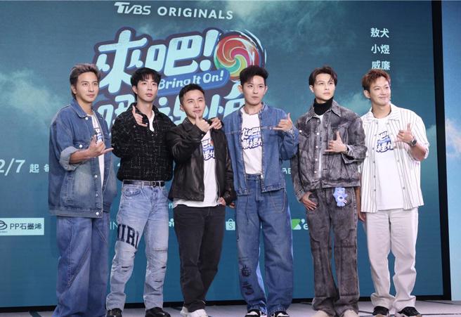 威廉爆料敖犬喝他喜酒時，攜伴只包3600。（左起）小煜、小杰、阿緯、敖犬、王子、威廉。（池宗玲攝）