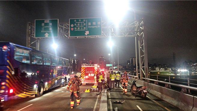 白色轿车翻覆在机车道上。（芦洲警分局提供）