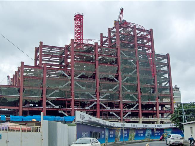 三重區新北第二行政中心預定地建案11月22日發生高樓施工的塔式起重機掉落工安意外，吊塔傷及地面工人、並造成工人墜落，釀1死3傷。（張鎧乙攝）