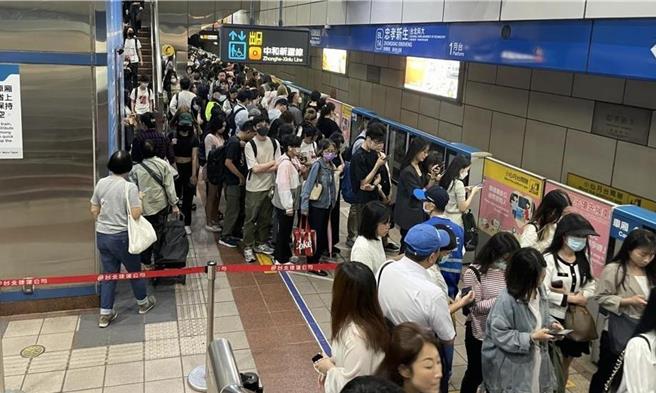 为了疏散跨年人潮，北捷宣布2025年1月1日0时至6时间，持电子票证、单程票从松山新店线南京三民站、台北小巨蛋站进站乘车的旅客，可享不限站数当趟车资免费优惠。图为示意图。（本报资料照片）