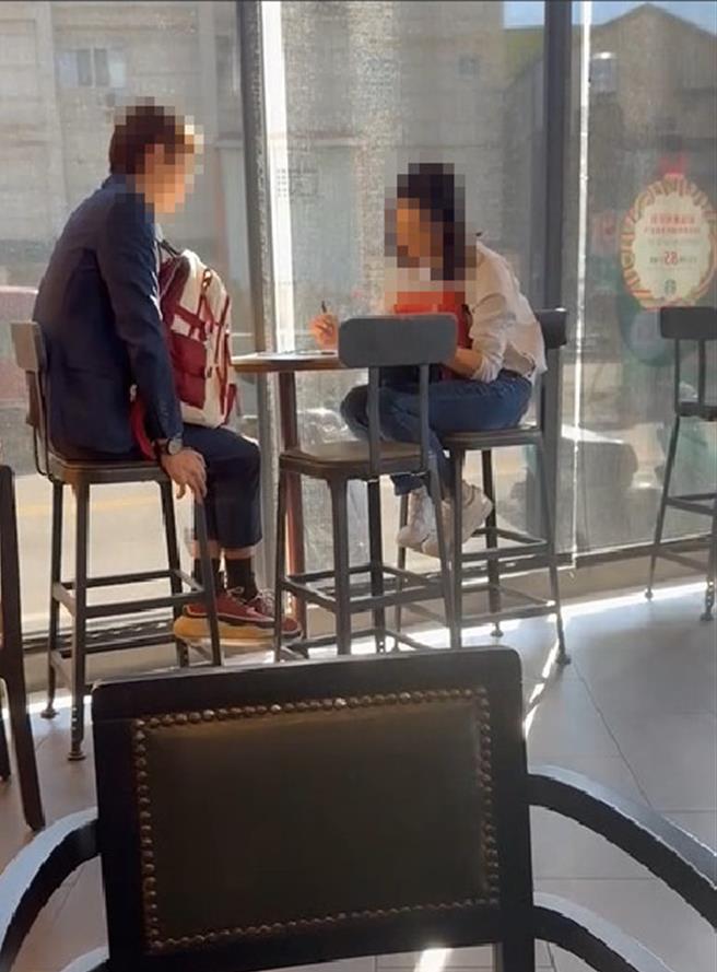 馬來西亞許姓男子來台擔任車手，與郭女面交取款時被警方逮捕，並查扣現金200萬元、工作手機等相關證物。（民眾提供／葉靜美彰化傳真）