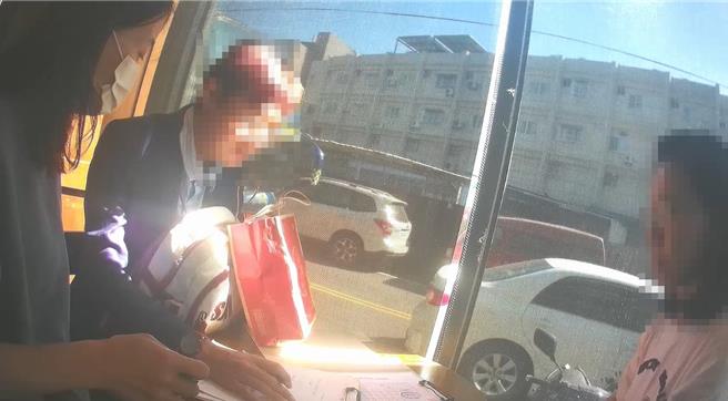 馬來西亞許姓男子來台擔任車手，與郭女面交取款時被警方逮捕，並查扣現金200萬元、工作手機等相關證物。（民眾提供／葉靜美彰化傳真）