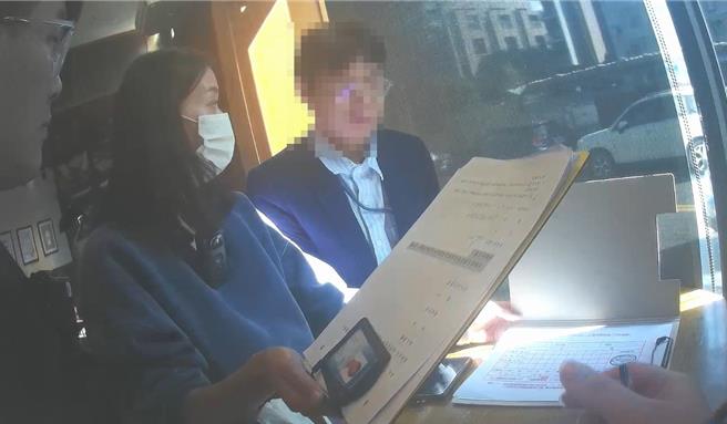 馬來西亞許姓男子來台擔任車手，與郭女面交取款時被警方逮捕，並查扣現金200萬元、工作手機等相關證物。（民眾提供／葉靜美彰化傳真）
