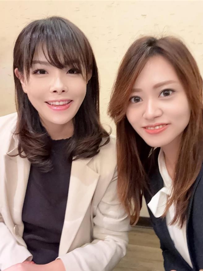 新竹市政府民政處長施淑婷今凌晨貼出1張與高的合照，照片中高也換上新髮型，也有不少支持者湧入留言。（取自施淑婷臉書）