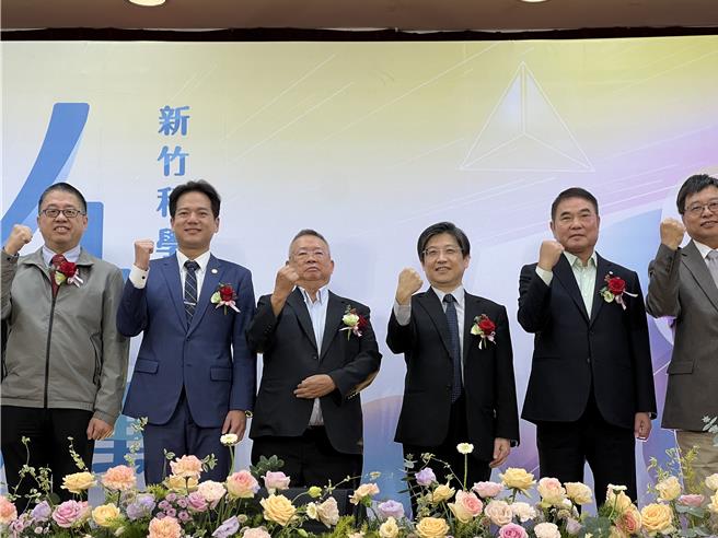 新竹科学园区13日举行44周年园庆，竹科管理局长陈宗权（右三）、科学园区产业同业公会监事长谢其嘉（左三）、新竹市代理市长邱臣远（左二）及苗栗县长锺东锦（右二）等人皆出席。（王惠慧摄）