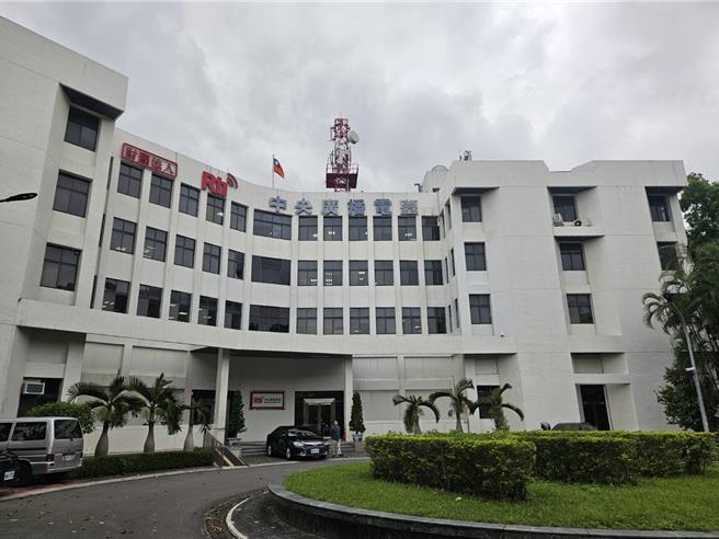 中央廣播電台大門前方土地非電台所有，埋設電台用戶排水設備須取得施工同意書。（台北市北市工務局衛工處提供）