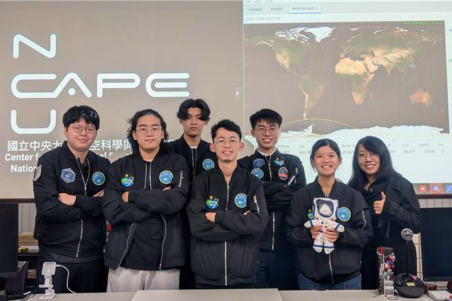 中央大学太空系参与的六位学生团队，以及指导的博士后研究员段仪(右一)合影。(中央大学提供)