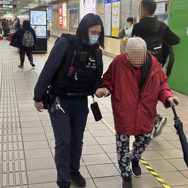 近日北台灣入夜後氣溫皆將至10幾度，不少人會難受的直發抖，尤其是年長者就需要特別注意，但昨日晚間新北市板橋區，就有一名89歲周姓老婦人在板橋捷運站中徘徊疑似迷路。（板橋警分局提供）