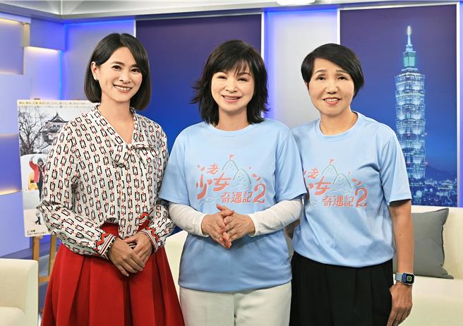 杨贵媚（中）、崔长华（右）接受侯乃榕访问。（台视提供）