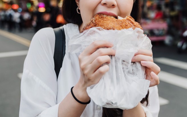 一名女网友表示，日前男友去接她，看到她手上提着鸡排，竟要求吃完再上车。（图：shutterstock／达志）