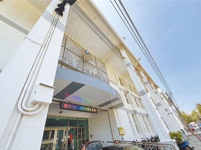 台中市沙鹿区1处出租套房13日上午惊传男子死亡案件，警方表示，确切死因仍有待调查厘清。（张妍溱摄）