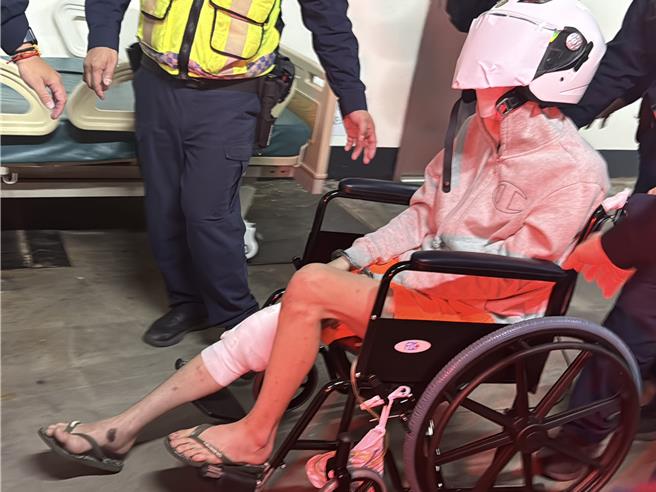 台中市东区12日上午传出林姓男子涉酒驾，行经进德、自由路口时连撞6车酿1死2伤悲剧，检察官13日上午相验死者，肇事林男头载安全帽、坐轮椅到场。（潘虹恩摄）