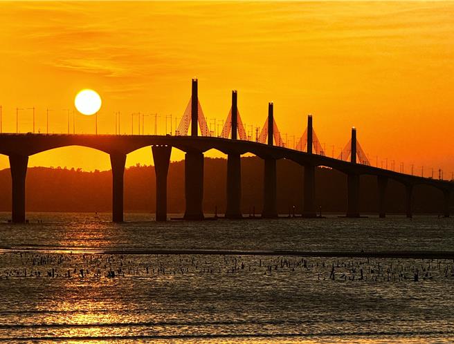 金门地区14日起阶梯式降温，气温逼近12度左右，入夜后体感温度更可达6度，提醒民眾注意保暖。(于家麒摄)