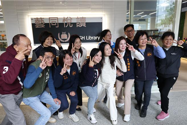 苗栗县立大同高中「艺同悦读」社区共读站13日由县长夫人陈美琦等主持启用。（谢明俊摄）