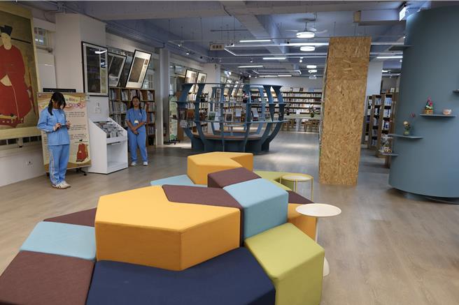 苗栗县立大同高中「艺同悦读」社区共读站13日由县长夫人陈美琦等主持启用。（谢明俊摄）