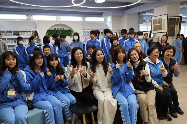 苗栗县立大同高中「艺同悦读」社区共读站13日由县长夫人陈美琦等主持启用。（谢明俊摄）