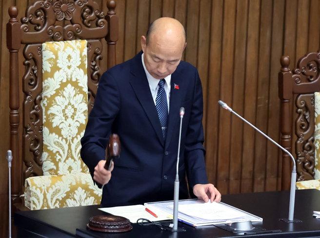 在院长韩国瑜敲槌后，立法院13日院会三读通过「原住民族委员会组织法部分条文修正草案」。（姚志平摄）