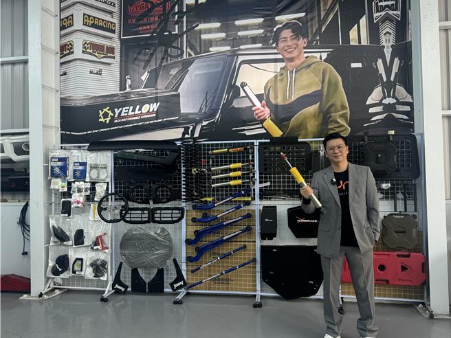 「华哥」李君华帮陈杰宪的爱车改装，随着台湾队长爆红，每天都有客人上门指名「我要台湾队长套餐」。（曹婷婷摄）