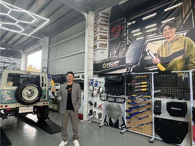 「华哥」李君华帮陈杰宪的爱车改装，随着台湾队长爆红，每天都有客人上门指名「我要台湾队长套餐」。（曹婷婷摄）