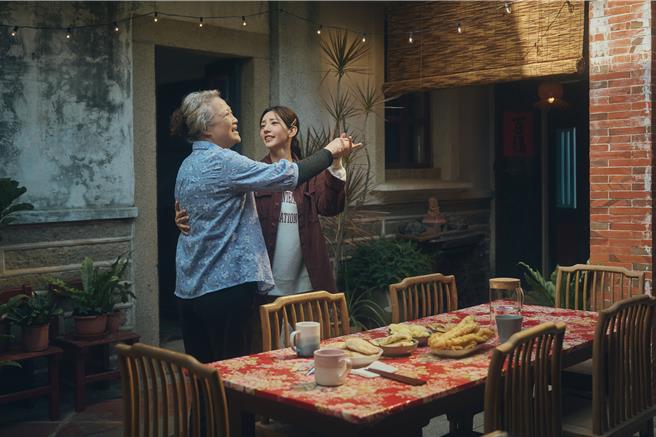 《不如海边吹吹风》郭雪芙（左）和奶奶洪慧芳祖孙感情深厚。（大川大立提供）